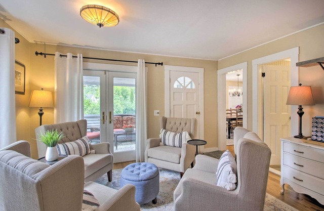 Modern Home ~ 2 Mi to Cranmore Mountain Resort!