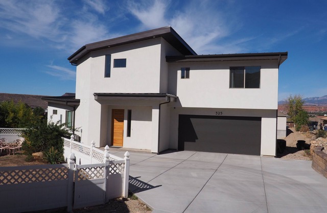 Modern home close to hiking/biking trails; Long stay discounts. 30 day min