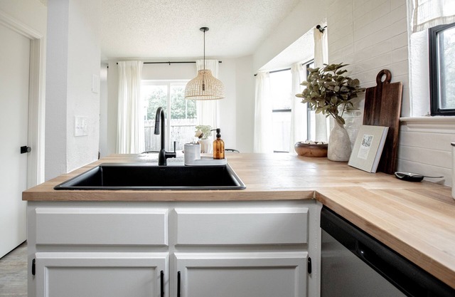 Modern home in quiet neighborhood - 19 minutes to downtown.