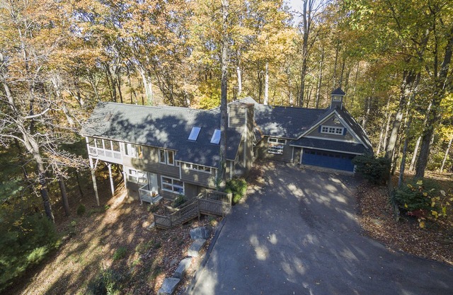 Modern Home Private with Beautiful Mountain Views & Fire Pit