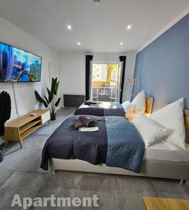 Modern Homes - Voll ausgestatte Wohnung - Balkon - Hotelbetten - 4K TV - WLAN