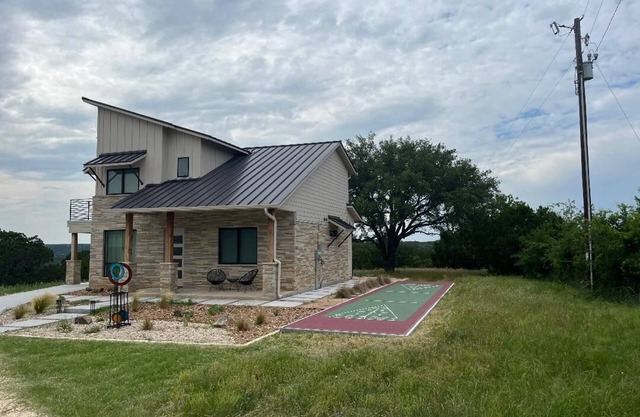 Modern house only minutes away from Fossil Rim Wildlife Center & Dinosaur Park.n