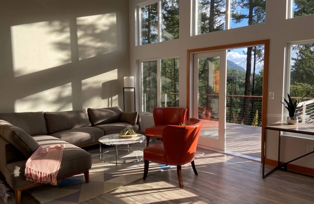 Modern House with peaceful deck, walk to Cascade Lake, pet friendly.