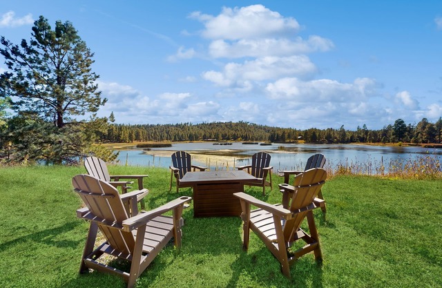 Modern lakefront cabin with bbq, gas fireplace, amazing views