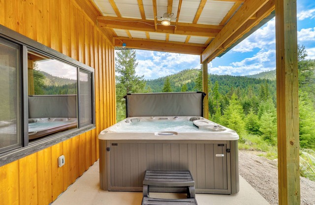 Modern Lakeside Cabin w/Mountain Views & Hot Tub!