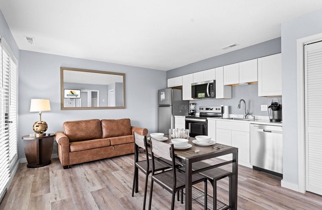 Modern Lakeview Condo, Swim Up Bar Pool, Tiki Bar, Marina & More!