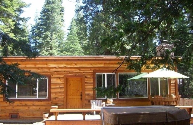 MODERN LOG CABIN-HOT TUB-TAHOE PARK BCH ACCESS