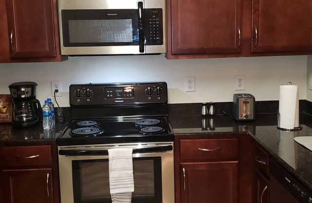 Modern Lux 1Bdrm Apt minutes from Galleria Mall
