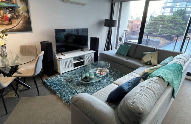 Modern Luxurious with private parking & free Wi Fi