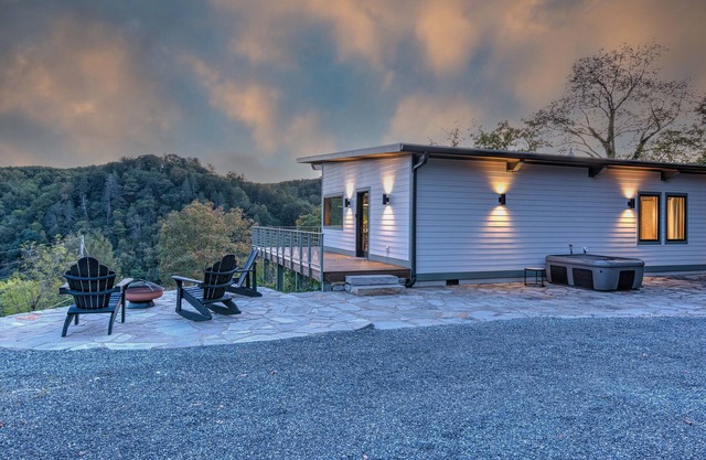 Modern Luxury Meets Mountain Getaway. Amazing Views, Hot Tub+More!