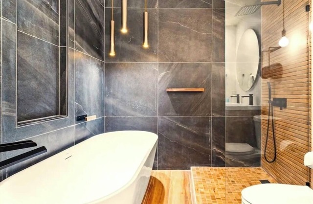 Modern luxury, walk to Washington St and downtown, EV, Movie room, Spa bathroom