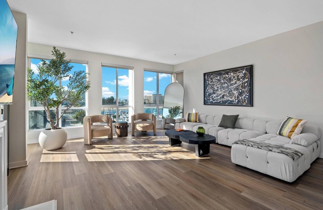 Modern Marina: Chic Design & Coastal Comfort