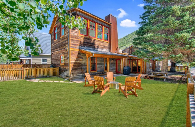 Modern Mountain Cabin in Downtown Minturn. 1 Block off Main Street.