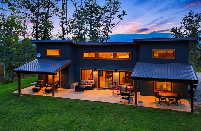 Modern Mountain Home w/Hot Tub, Panoramic Views + Biltmore Pass Included