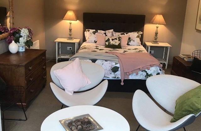 Modern, quiet comfort for two