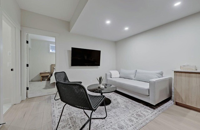 Modern & Relaxing Suite - Full Kitchen - King Bed + 2 Twin Beds - Pet Friendly!n