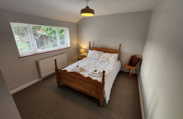 Modern, spacious 3BR home in Guildford, sleeps 8