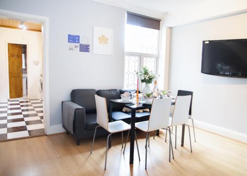 Modern, Spacious Home Ideal for Work Teams and Groups