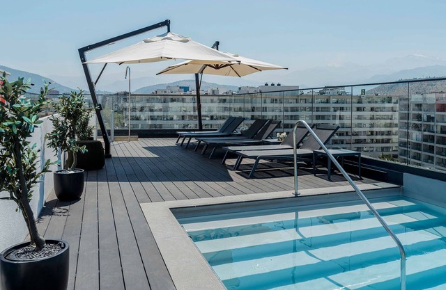 Modern Studio 4 Min Walk to Metro, with Parking, Laundry, Cowork & Pool