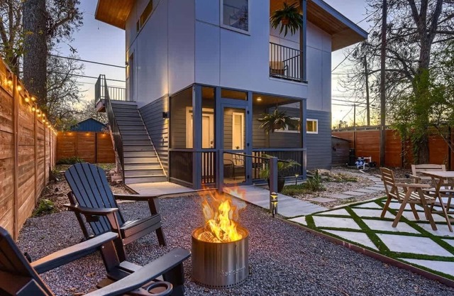 Modern Studio in Walkable Holly District