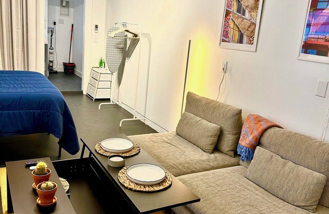Modern Studio w/Private Bath, Fast Wi-Fi, Laundry