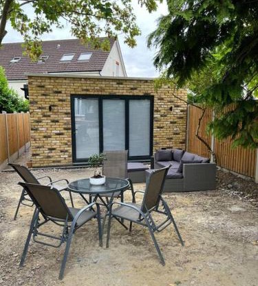 Modern Studio with parking in shared garden