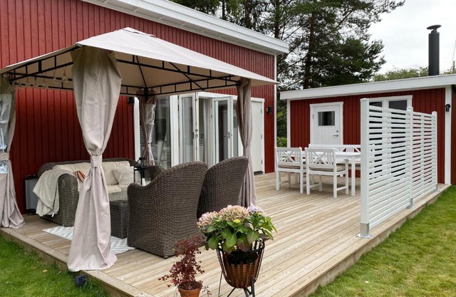 Modern stuga med 1 sovrum och 1 sovloft med stor terrass och vedeldad bastu mitt på Österlen