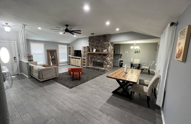 Modern style home! By hobby airport and Nasa. Full kitchen and strong WIFI .