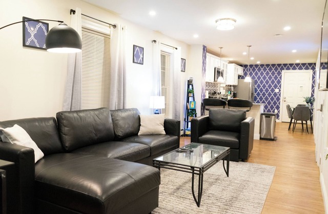 Modern & Stylish 1-Bedroom Condo near Downtown