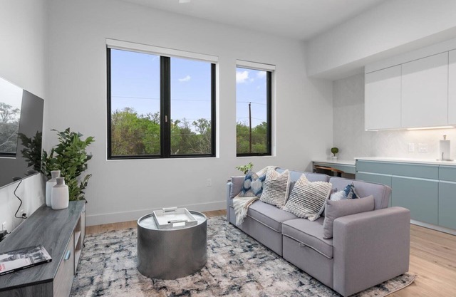 Modern & Stylish 1BR Apartment near SoCo—Sleeps 3