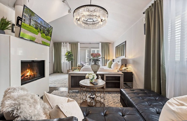 Modern & Stylish 2BR/1BA loft in Dallas’ Historic Deep Ellum/Junius Heights District. Features king & queen beds, private balcony, and access to an offsite award-winning courtyard retreat.