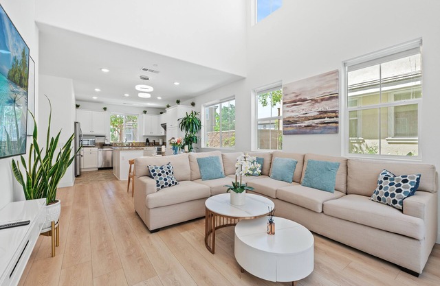 Modern Stylish 4BR/3.5BA/Bright/Tesla charging/2 TVs