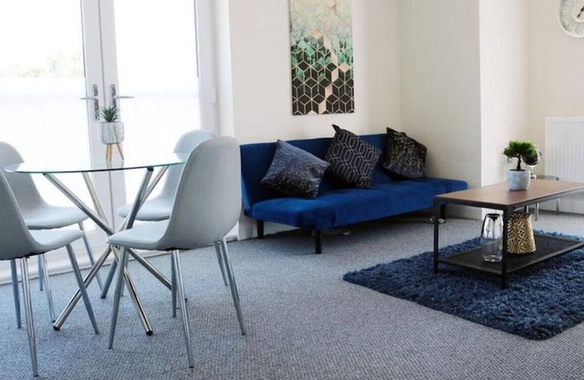 Modern Swindon apartment w/ parking & nearby EVCP
