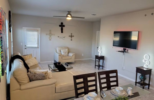 Modern Upbeat Home Minutes from Downtown and North Central Austin