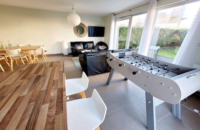 Modern villa 3 bedrooms with garden, WiFi and parking, close to beach