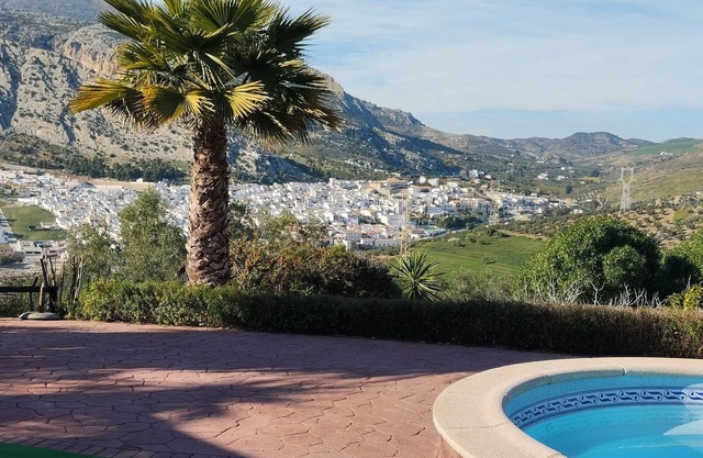 Modern Villa with fantastic scenic views, 1km to village. Near Caminito de Rey n