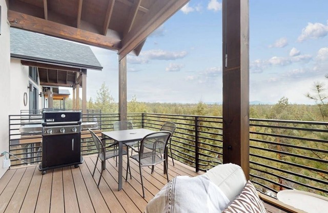 Modernist Mountain View Retreat in Old Mill! Hot Tub! Pool Table!