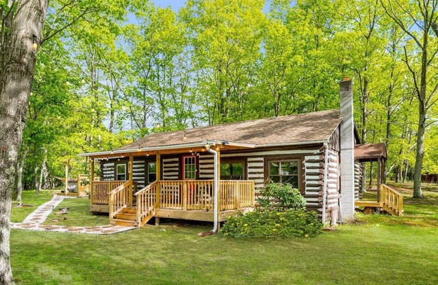 Modernized Log Cabin w Hot Tub, Fire Pit & Views!
