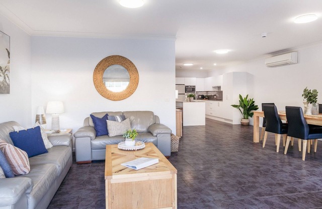 Mollymook Luxury Beachfront Apartment 3 - Seaside apartment in the heart of Mollymook