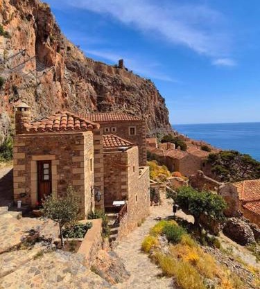 MonoLithos Inn