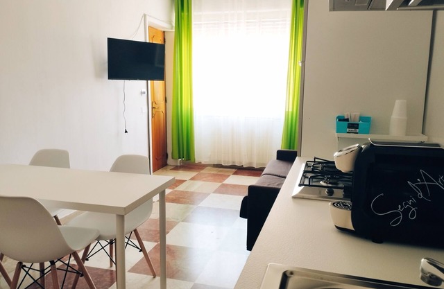 Monolocale con divano letto e cucina