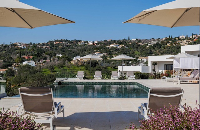 Monte Sobradinho, Hilltop haven, coastal views, private pool, jacuzzi, 18 guests