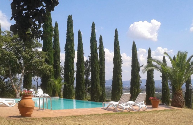 Montecarlo, 1.5 acres, private pool, walk to restaurants. WIFI Close Lucca