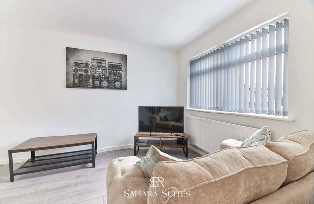 Monthly Stays - Stylish 3BR Blyth Home - Parking