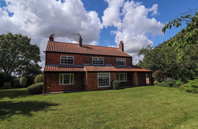 MOON FIELD LODGE, family friendly, with open fire in Epworth