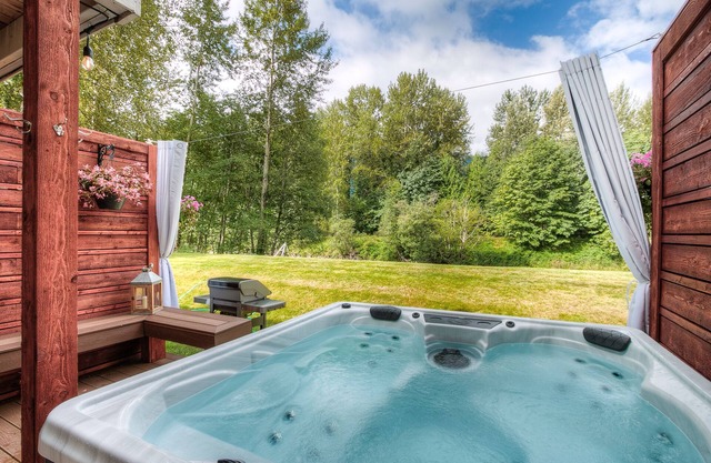 Moon River Suites 5 - on River, Private Hot Tub, Downtown by North Bend Escapes