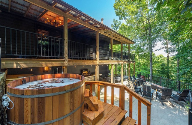 Moonlight Mountain Manor w Medicinal Cedar Hot Tub + Game Room + Yoga Studio