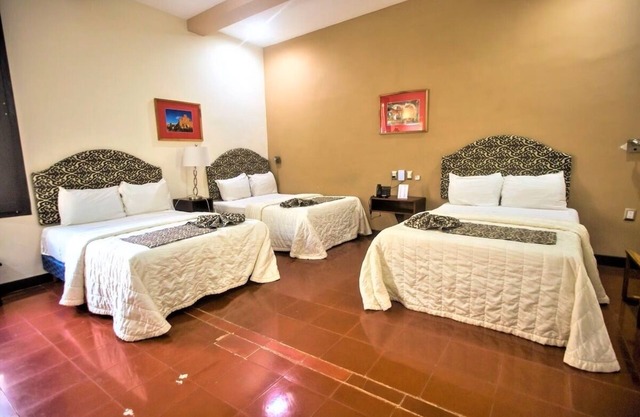Moonlit Mérida Escape | Poolside Triple Suites w/WiFi, AC & Bright Sunny Vibes