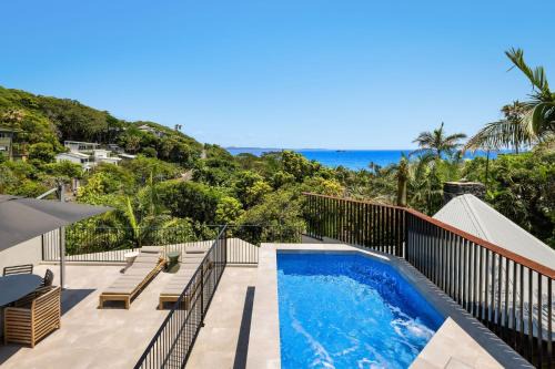 Moonrise - 4 BR designer home above Wategos Beach