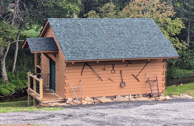 "Moonshine Mansion" Cozy tiny cabin in peaceful Fancy Gap.